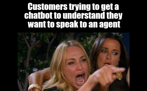 Meme com uma mulher furiosa, que grita e aponta o dedo que diz "Os clientes a tentar que um chatbot perceba que querem falar com um agente."
