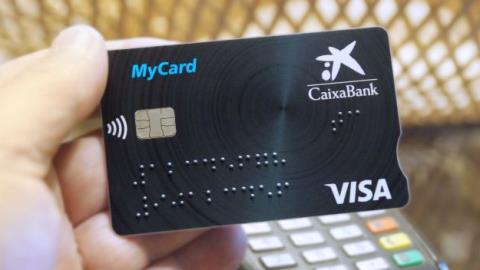 Cartão de pagamento do CaixaBank com um recorte e Braille.